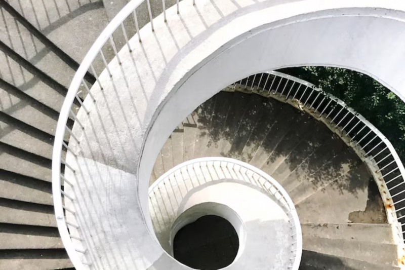 Escada pré moldada caracol transforma espaços pequenos em áreas modernas e funcionais Escada pré moldada caracol transforma espaços pequenos em áreas modernas e funcionais