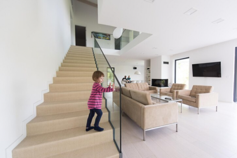 Escada reta na sala: como escolher e integrar com estilo na sua decoração