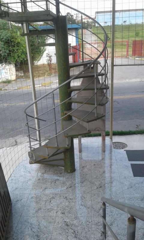 Escada Caracol de Concreto com Corrimão Suzano - Escada em Caracol de Concreto