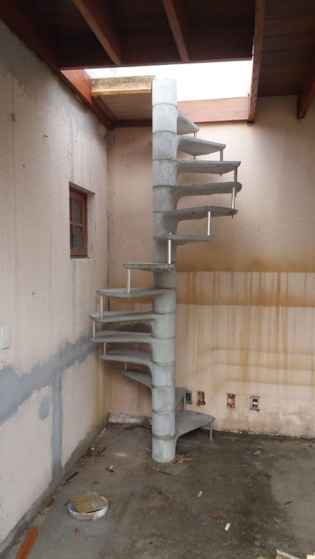 Escada de Concreto Caracol Invernada - Escada Caracol de Concreto com Corrimão