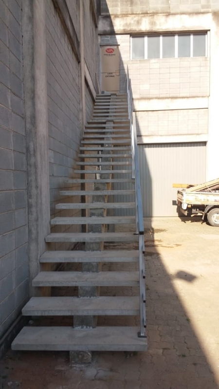 Escada de Concreto com Viga Central Parque Cecap - Escada Reta de Concreto
