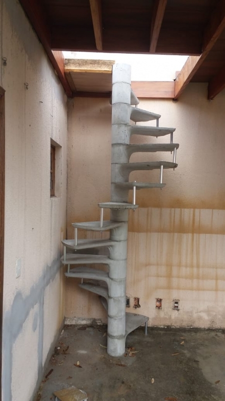 Escada de Concreto em Caracol Jardim Califórnia - Escada Caracol de Concreto com Corrimão
