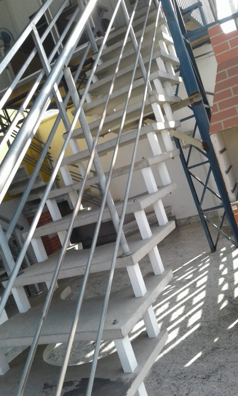 Escada Flutuante de Concreto Valores Vila Buenos Aires - Escada de Concreto Interna