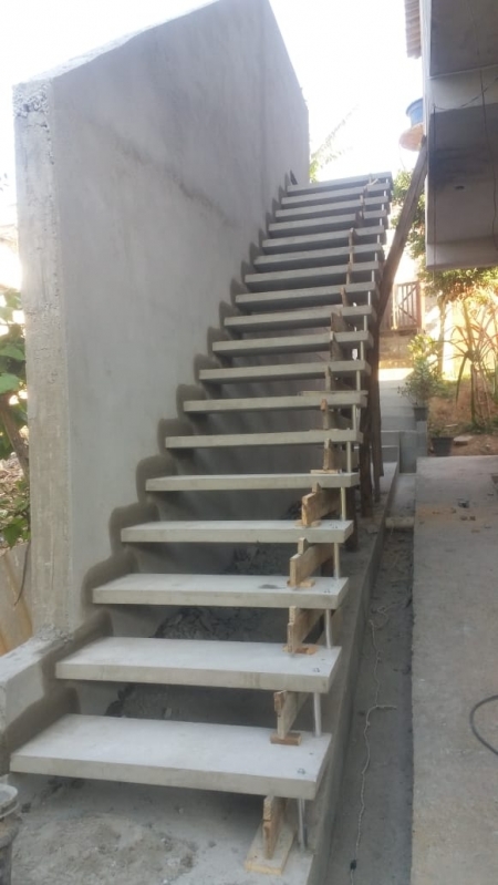 Escada Reta em Concreto Represa - Escada Reta com Viga Central