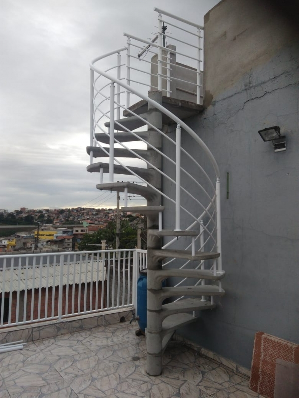 Escada Tipo Caracol de Concreto Conjunto Residencial Prestes Maia - Escada Caracol de Concreto com Corrimão