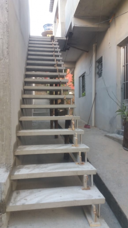 Procuro por Escada Reta Concreto JArdim Nova Itaquá - Escada Reta com Viga Central