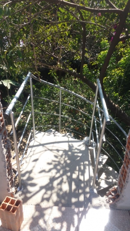 Profissional Que Faz Escada Caracol de Concreto com Corrimão Km 4 - Escada Caracol de Concreto Pré Moldado