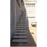 escada de concreto com viga central Vila Escolar