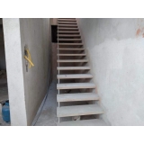 escada reta de concreto