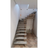 escada em l espaço pequeno Vila Machado