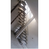 escada em l externa Vila Barros