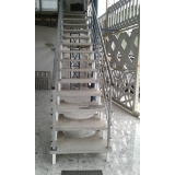 escada flutuante de concreto Jardim do Carmo