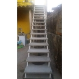 escada flutuante em l Núcleo Carvalho de Araújo