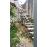 escada reta em concreto