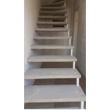 escada reta na sala preço Jardim Marpu