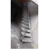 escadas retas na sala Vila Progresso