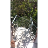 profissional que faz escada caracol de concreto com corrimão Jardim do Divino